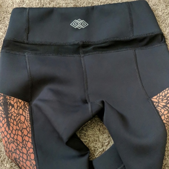 Uintah Standard | S Print Legging w/ Pockets - Picture 2 of 3